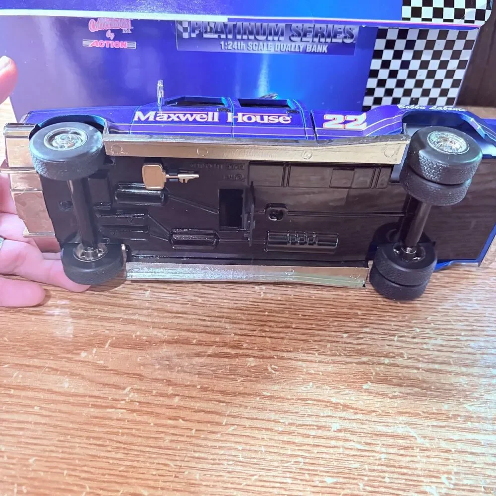 Racing Collectables #22 Bobby Labonte Maxwell House Chevrolet Dually Truck